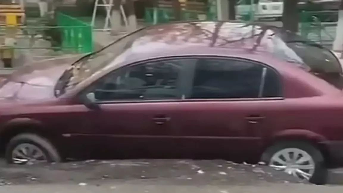 Шымкентте асфальт опырылып, көліктер түсіп кетті