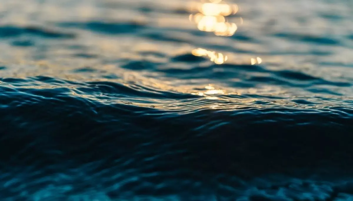 Мужчину едва не унесло течение реки в Атырау (ВИДЕО)