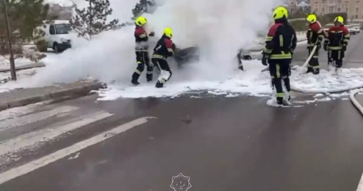  Астанада газбаллон орнатылған жеңіл автокөлік өртеніп кетті (ВИДЕО) 
