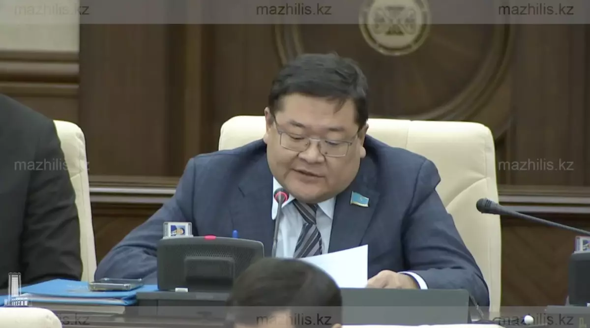 «Банк жабылса халық зардап шегеді»: Айдос Сарым жаңа заң жобасын сынға алды