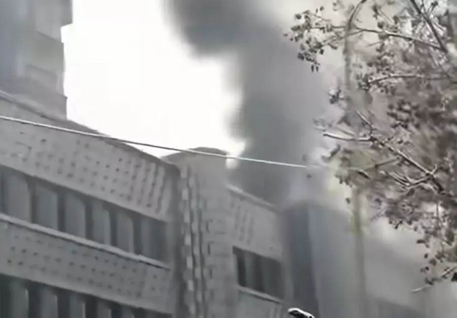 Алматыда 4 қабатты ғимарат өртеніп жатыр 