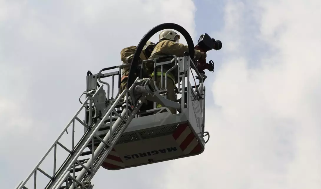 Кровля четырехэтажного адмздания горит в Алматы