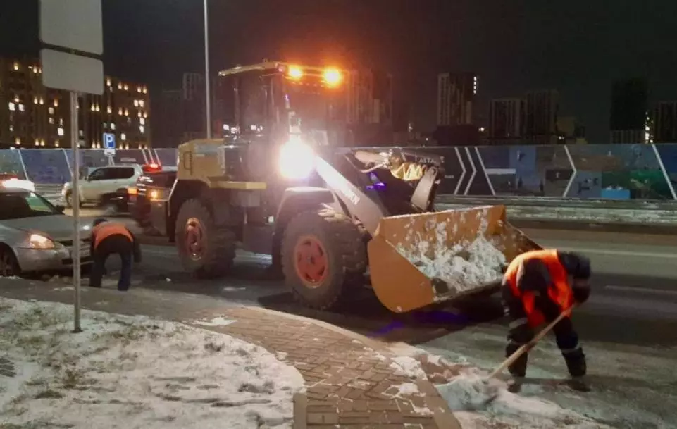 Более 2,7 тыс. рабочих заняты уборкой снега в Астане