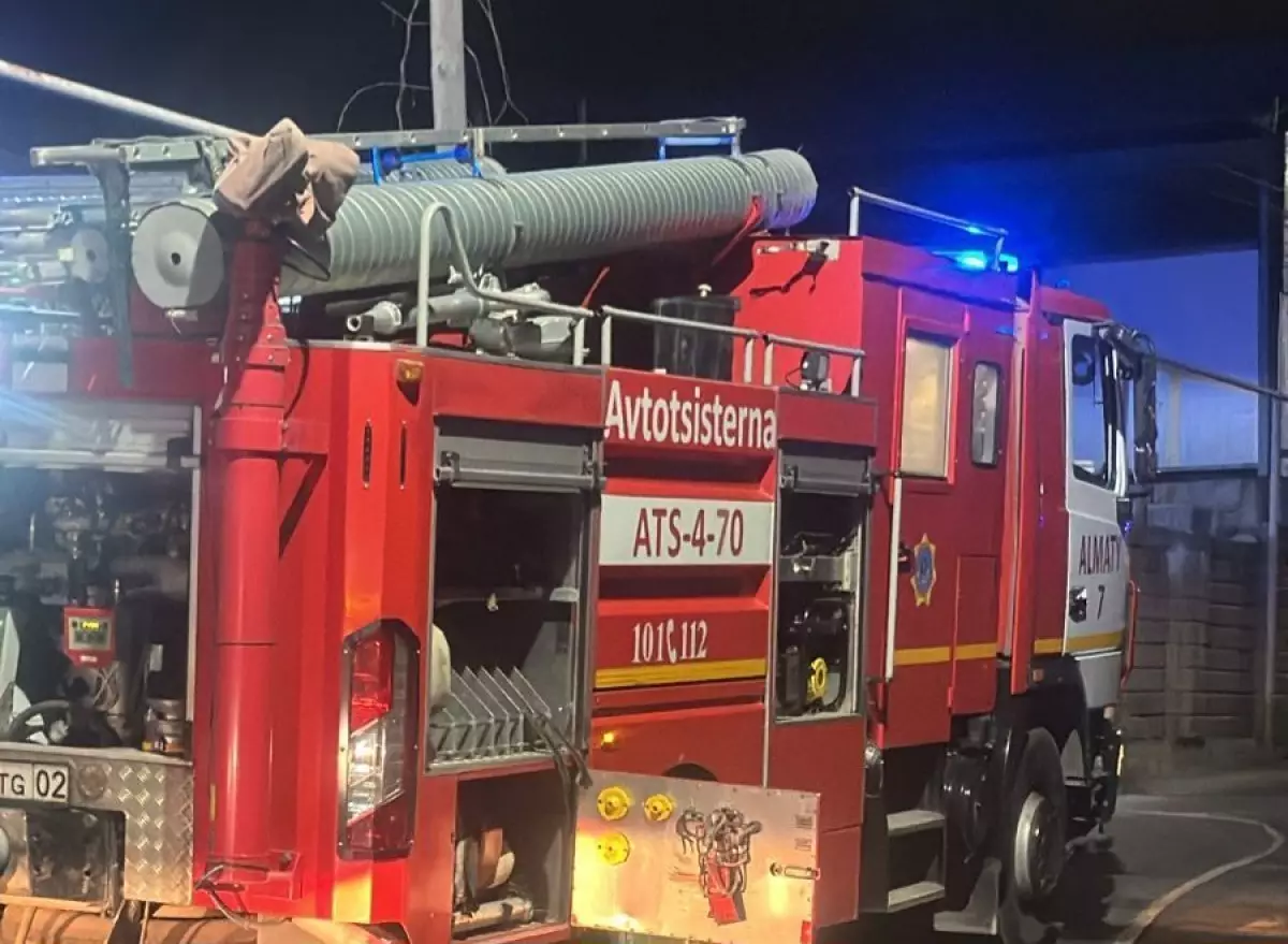 Административное здание горит в Алматы (ВИДЕО)