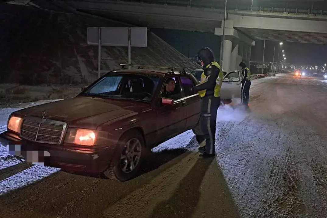 Полиция не выпускает машины с летними шинами на трассу Караганда – Астана