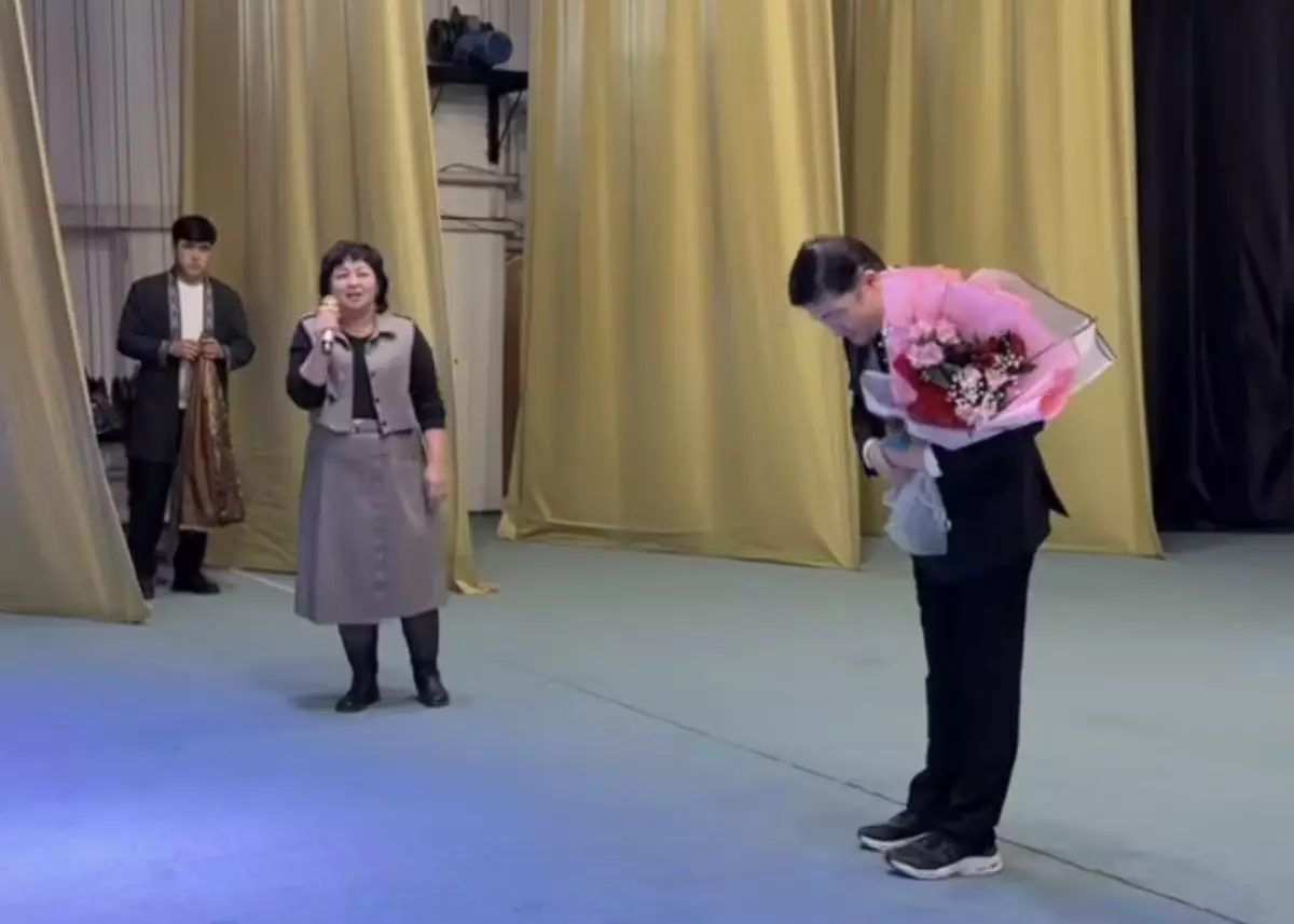 Казахстанцы встретили овациями Турсынбека Кабатова после отмены