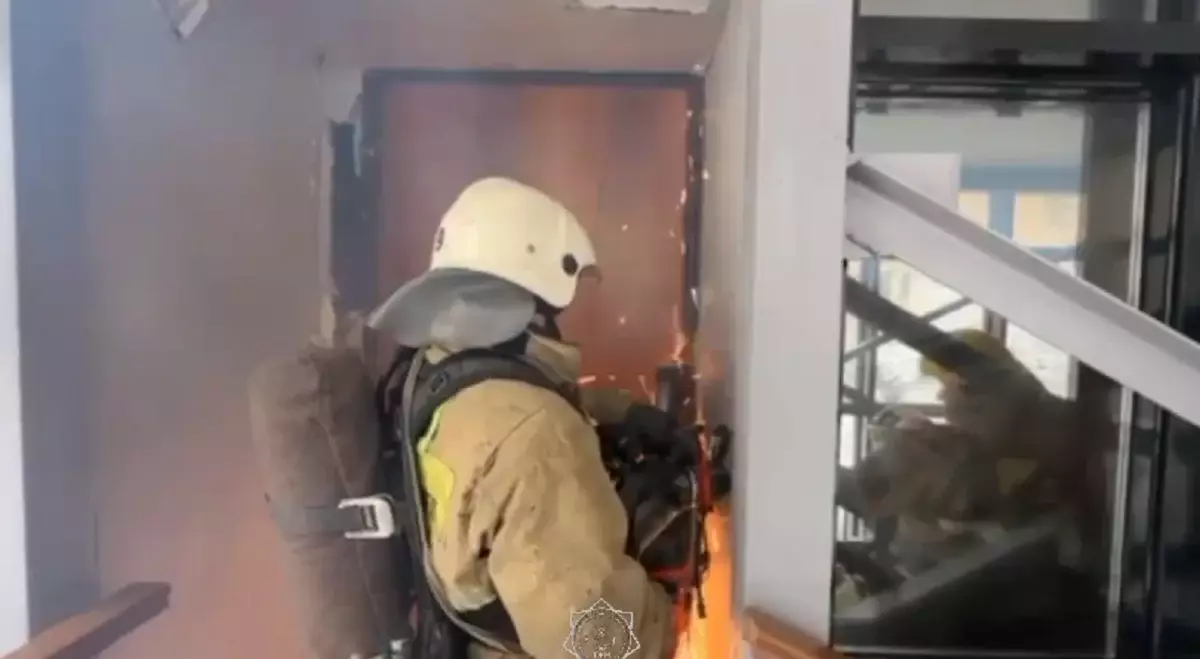 Алматыда өрт сөндірушілер әкімшілік ғимарат шатырындағы өртті сөндірді