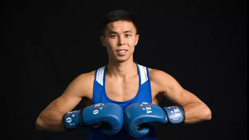 Сәкен Бибосынов Қазақстан чемпионатында бір қолмен жұдырықтасқан