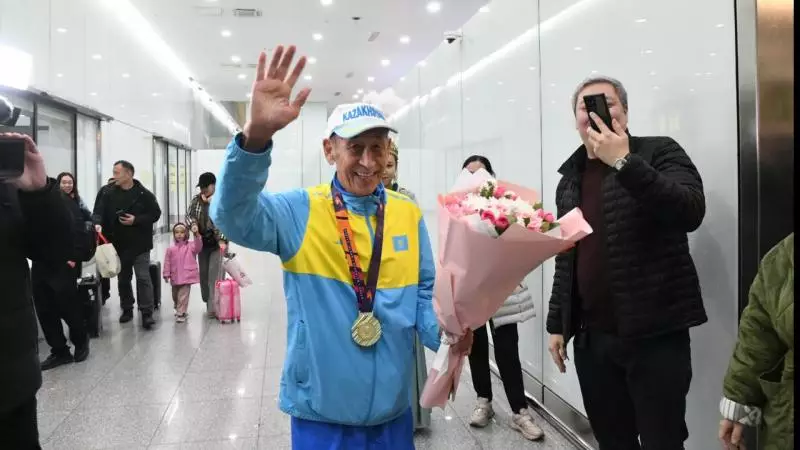 Астана әуежайында 80 жастағы марафоншы Салтанат Түйтебаевты қарсы алды