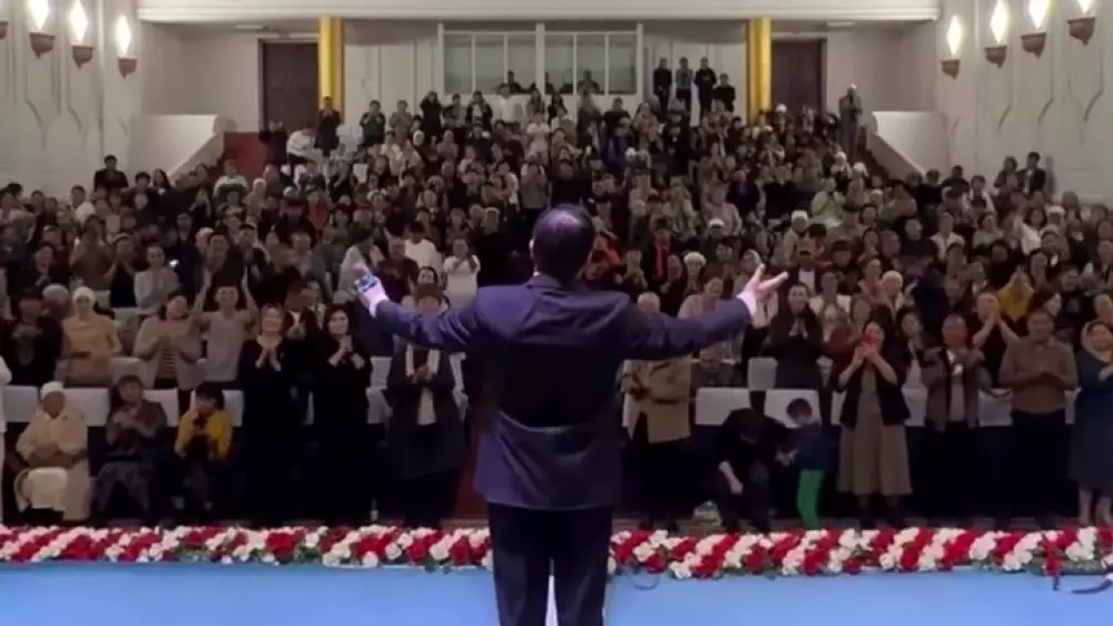 Турсынбек Кабатов показал, как его встречают зрители после скандала