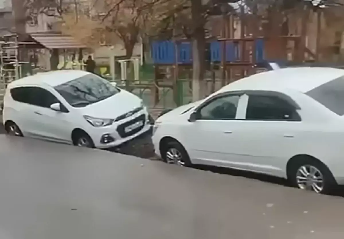 Асфальт не выдержал: в Шымкенте дорога провалилась вместе с машинами (видео)