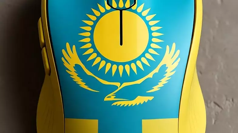 Казахстанский топ-игрок CS Данил "molodoy" Голубенко получил мышь в цветах флага страны