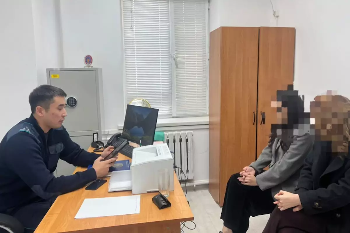 Девушки в Атырау блокировали движение, лёжа на «зебре»