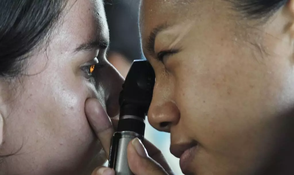 Казахстанцы сняли миллиарды из ЕНПФ на лечение глаз после запрета «зубных» выплат