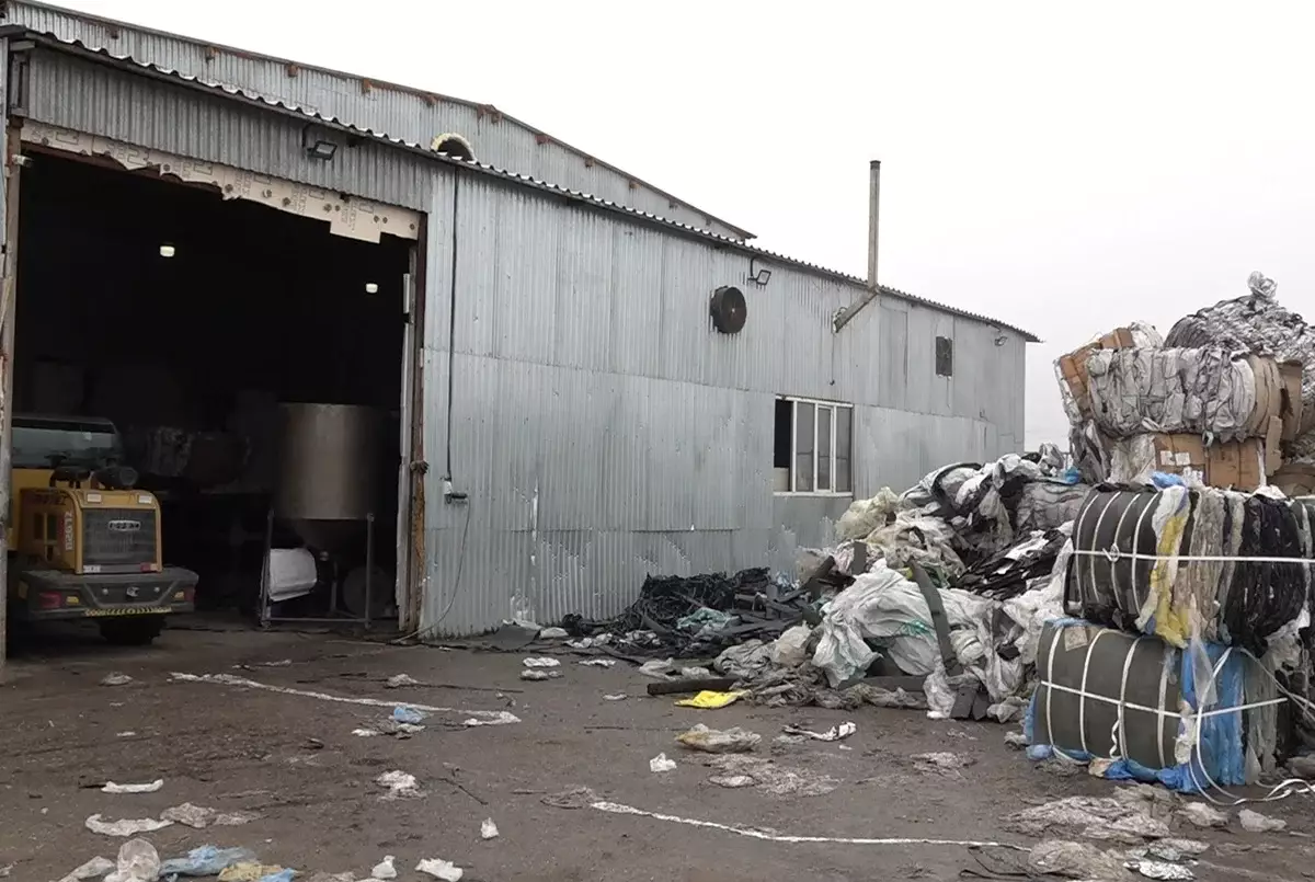 Нечем дышать: жители Боралдая винят в зловонии соседний завод по переработке пластика