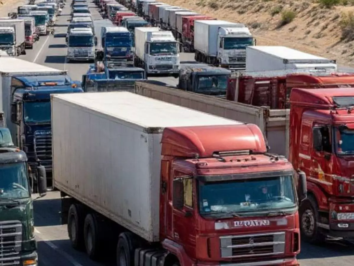 Тюменская таможня назвала причину скопления грузовиков на границе с Казахстаном.