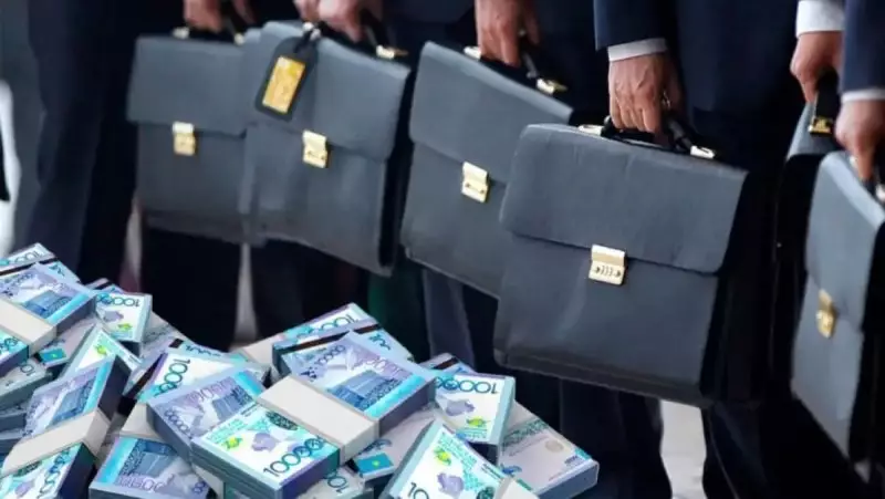 Зарплаты госслужащих и частников сравнили в Казахстане: кто получает больше