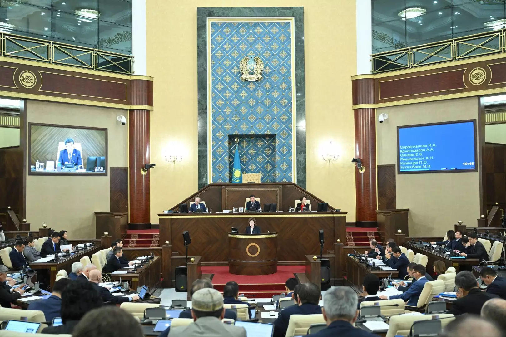 Казахстан ограничивает помощь банкам крайними мерами и обеспечивает защиту налогоплательщиков.