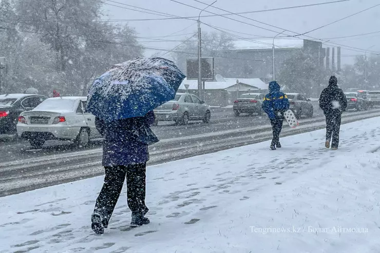Алматыда бір айлық норманың жартысына тең қар жауған