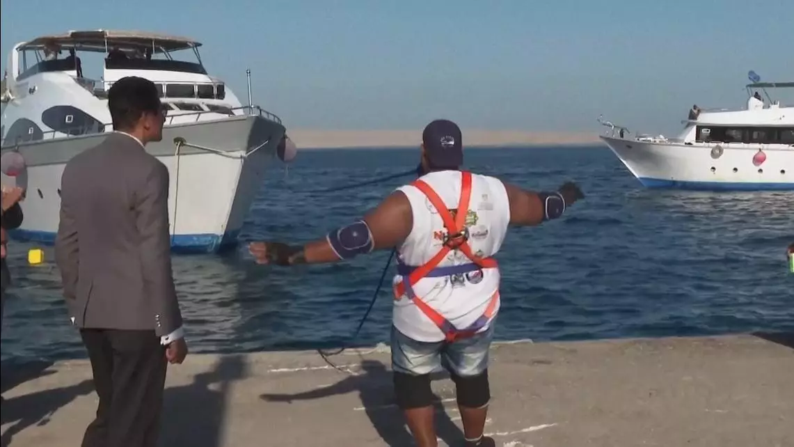 Мысырлық спортшы 700 тонналық кемені тісімен сүйреді