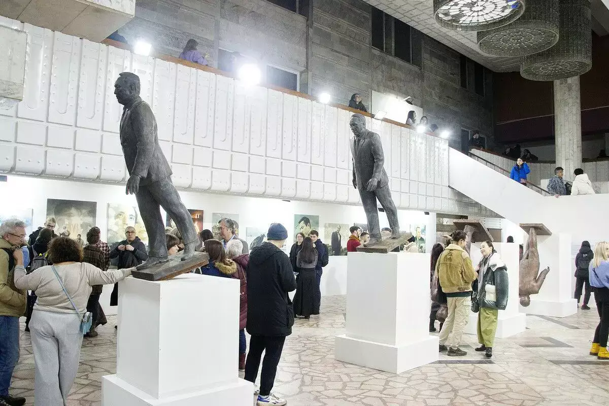 Казахстанский скульптор продал Росcии серию о падении «лидера нации» - новости на Lada.kz 05.11.2025