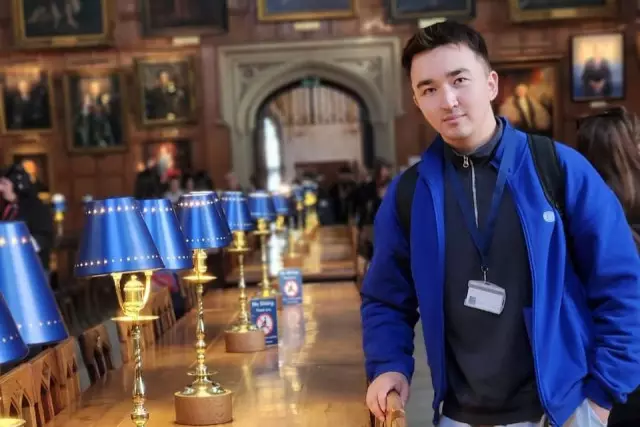 Қазақ жігіті Оксфордта қазақ тілінен сабақ береді