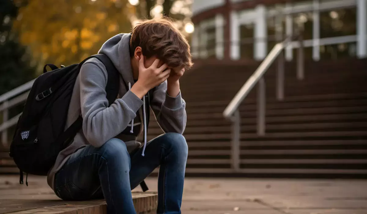 Женщина ударила ребенка во дворе многоэтажки в Шымкенте