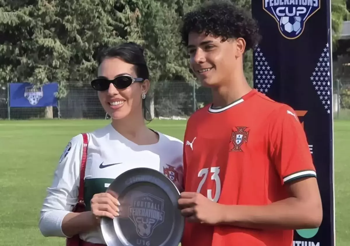 Криштиану Роналдудың ұлы Португалия құрамасы сапындағы алғашқы кубогын жеңіп алды