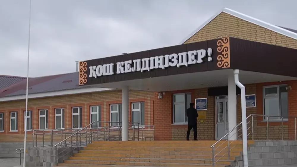 Новую школу закрыли в Западно-Казахстанской области из-за трещин в стенах