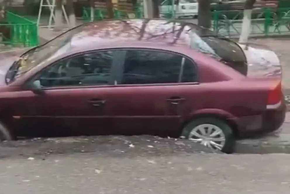 В Шымкенте машины провалились под землю после дорожных работ