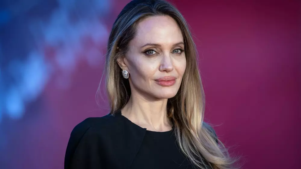 Водителя Анджелины Джоли забрали в военкомат во время её визита в Украину