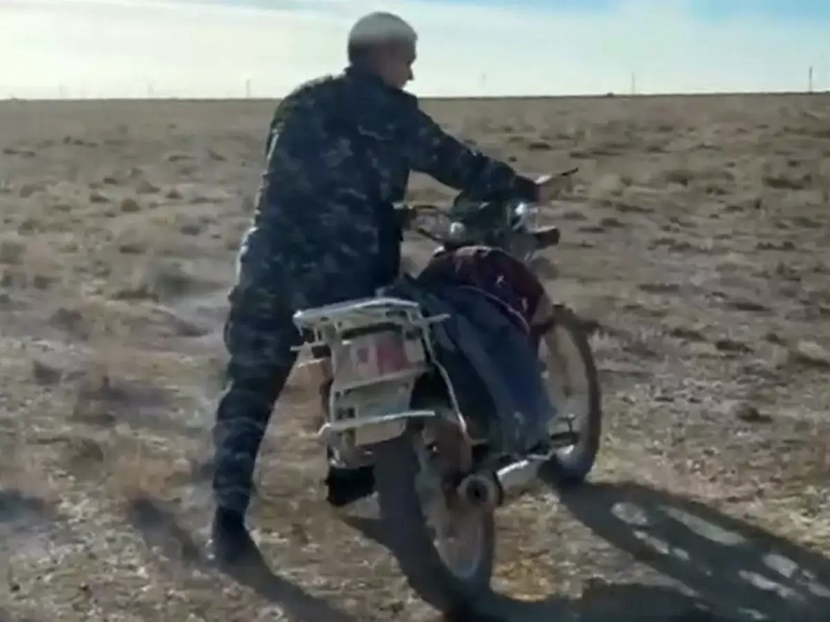 Пастуха в степи на мотоцикле без номеров задержала полиция Мангистау - новости на Lada.kz 05.11.2025