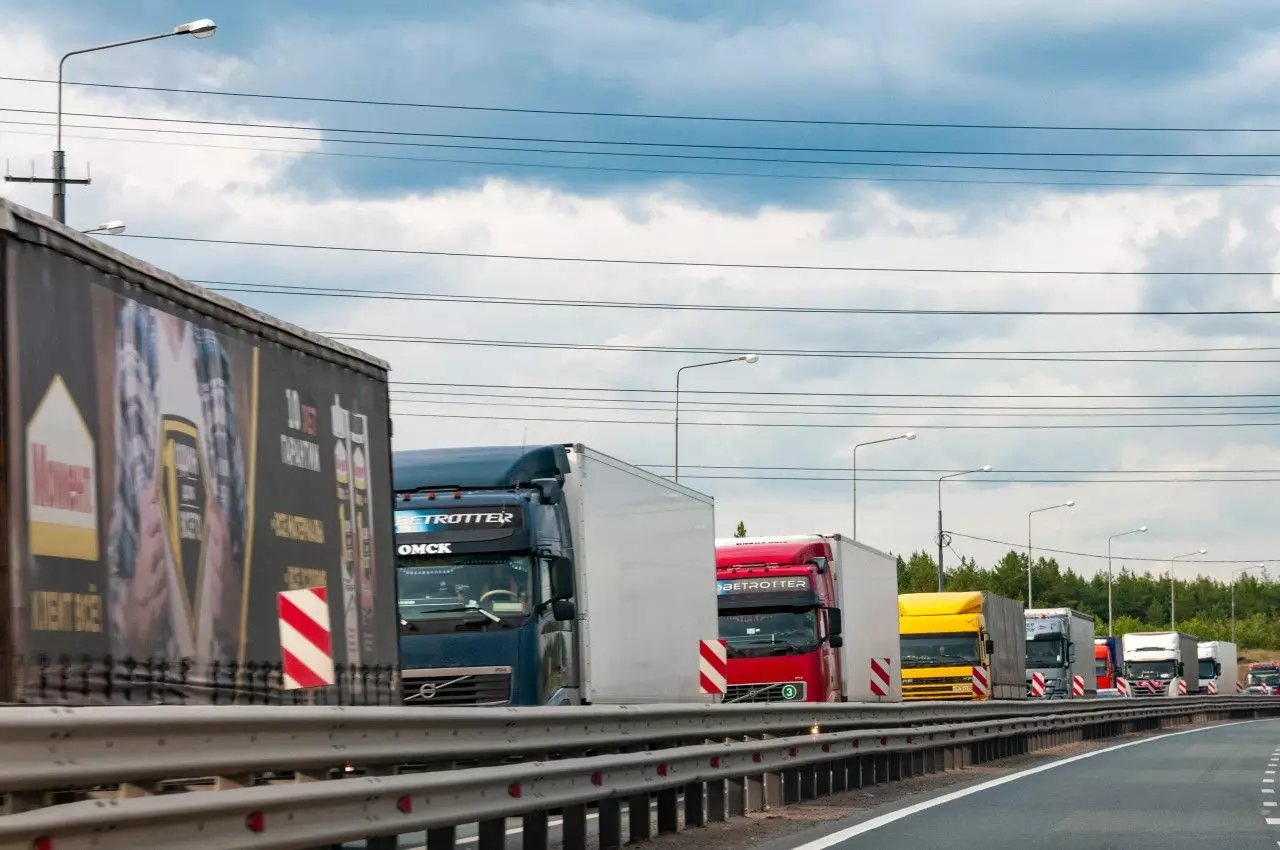 Проверки на границе с Казахстаном блокируют грузы, приводя к опустевшим складам и росту издержек.