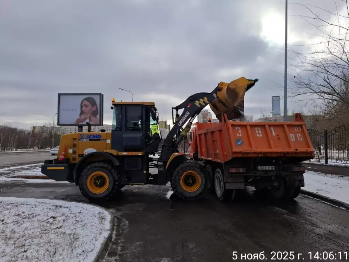 Астану засыпало: 97 грузовиков снега вывезли за сутки
