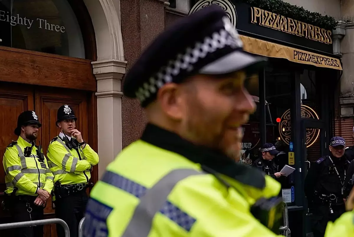 В Британии по ошибке выпустили на свободу двух заключённых — полиция ищет беглецов