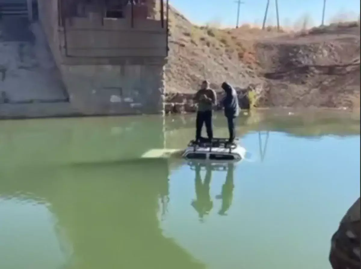 Автомобиль с людьми упал в канал в Туркестанской области