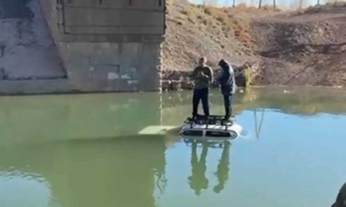 Автомобиль с пассажирами упал в воду в Туркестанской области