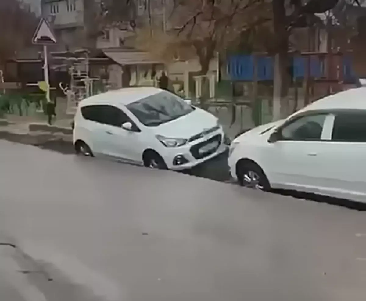 В Шымкенте автомобили провалились под землю после дорожных работ