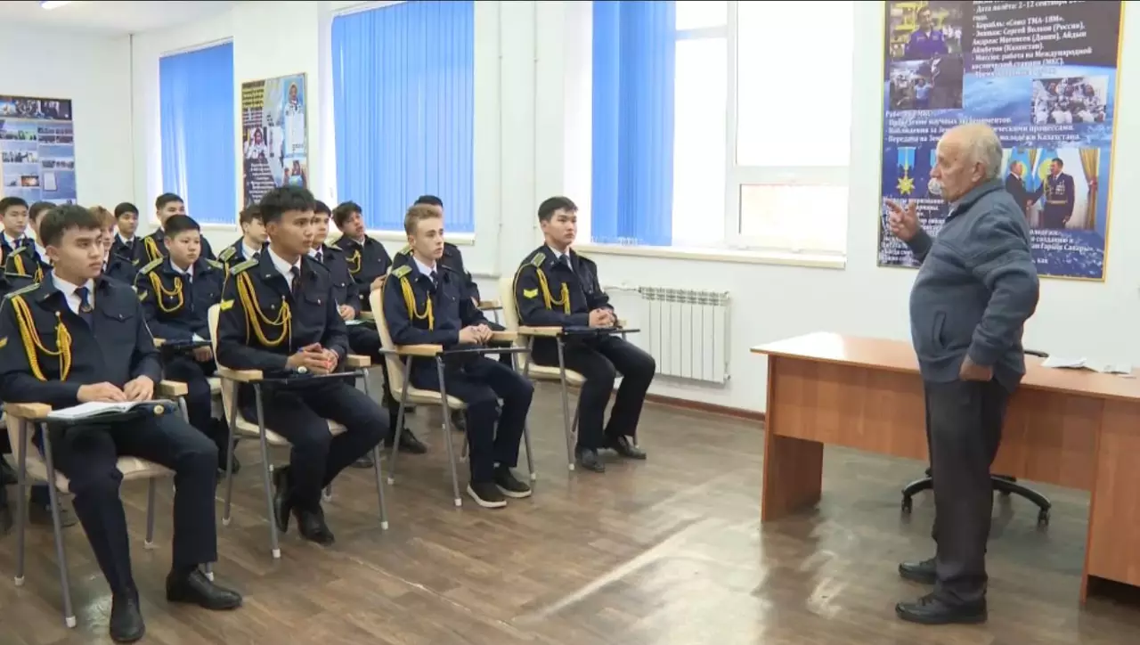 Ақтөбеде жас ұшқыштар кабинеті ашылды