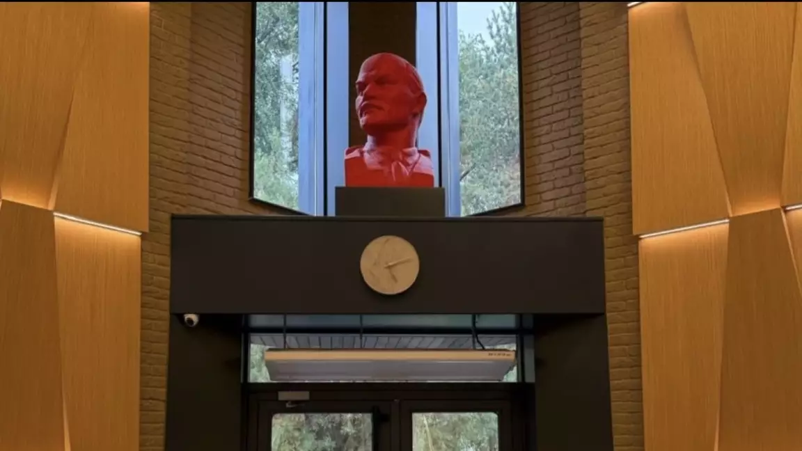 Басшысы Тоқаевпен кездескен Qazaq Stroy кеңсесіне Ленин мүсінін қойған