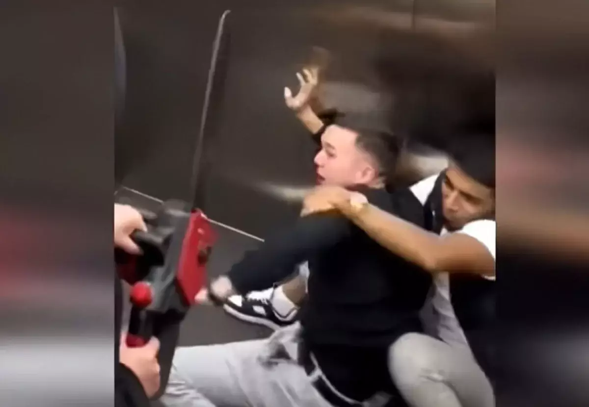 Пранк с бензопилой довел казахстанца до панических атак