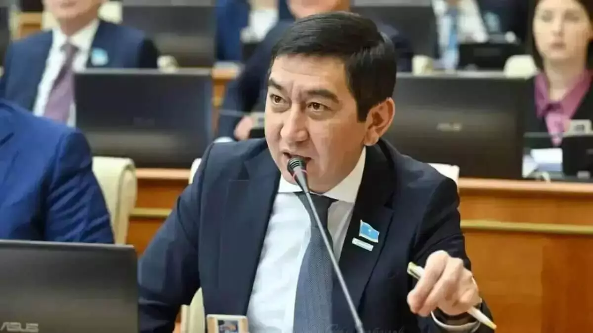 "Ұялмаймыз": Ринат Зайытов Мәжілістегілерді сынап тастады