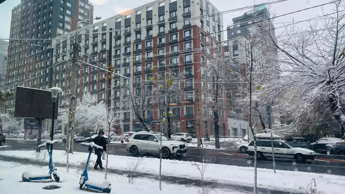 Прогноз погоды на 6 ноября: снег, метель и штормовое предупреждение в 13 областях Казахстана