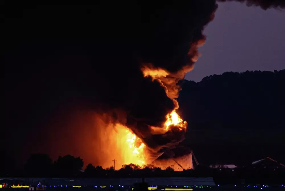 Число жертв крушения самолета в США достигло 12 человек