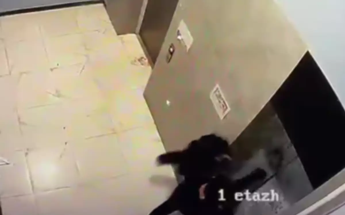 Мгновенная карма: пьяный мужчина провалился под лифт после драки с дверью