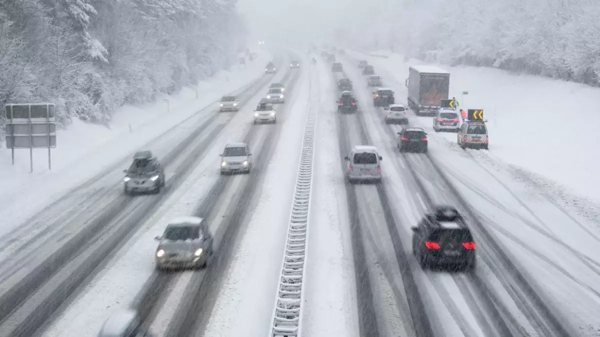 Жүргізушілерге ескерту: Қазақстанның 8 облысындағы тасжолдарда көктайғақ болады