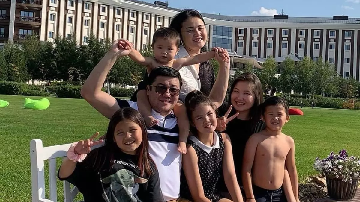 «Мөлдір өтірік айтқан ба?»: әкесімен араласатынын айтқан Қабатовтың қызы ата-анасы туралы бар шындықты жайып салды