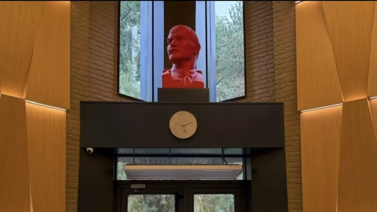 Qazaq Stroy кеңсесінде Ленин бюсті орнатылған