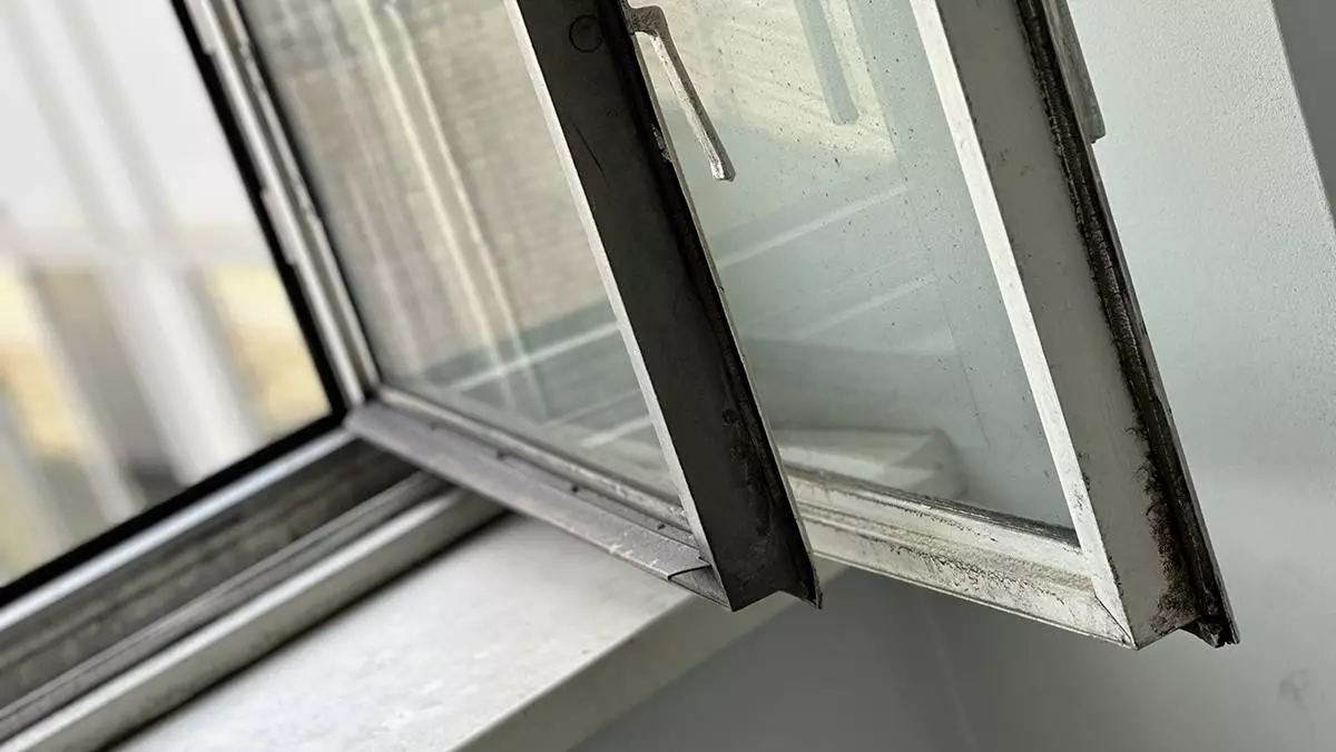 Мужчина погиб после падения из окна больницы в Акмолинской области