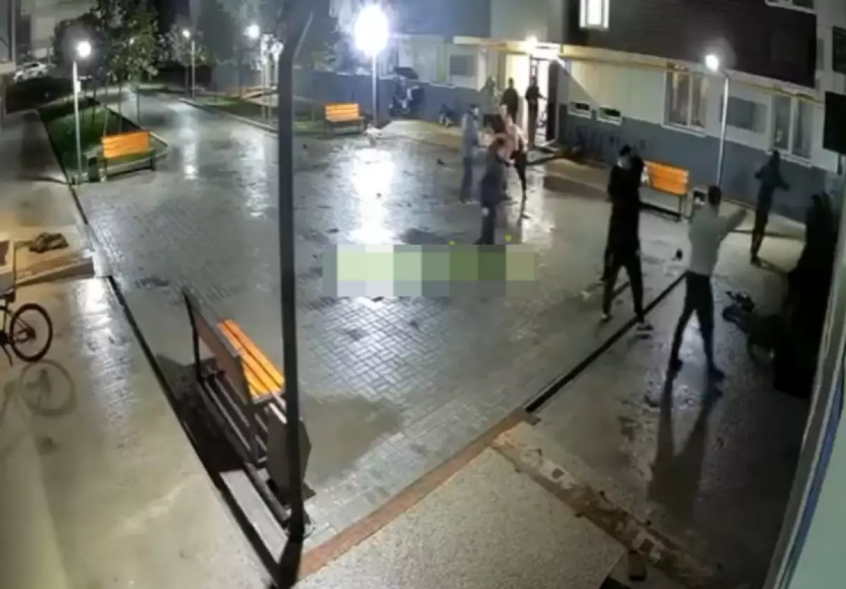 Толпа напала на охранника и жильца жилого комплекса Алматы